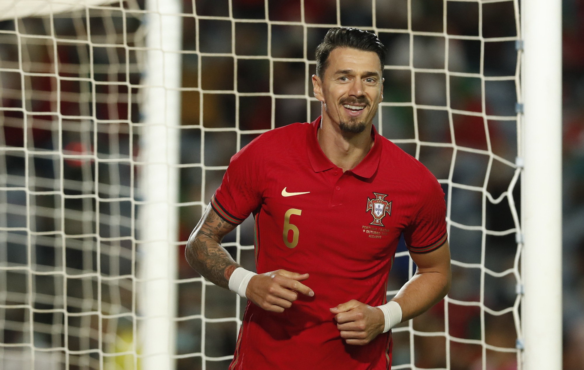 Ronaldo vượt Ramos số trận ra sân, nối dài kỷ lục bàn thắng - Ảnh 3.