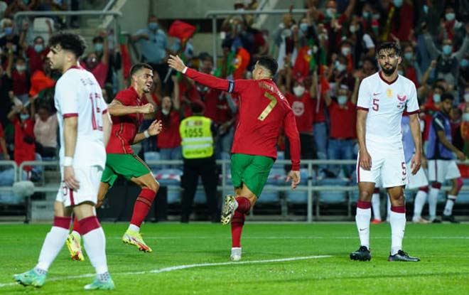 Ronaldo vượt Ramos số trận ra sân, nối dài kỷ lục bàn thắng - Ảnh 2.