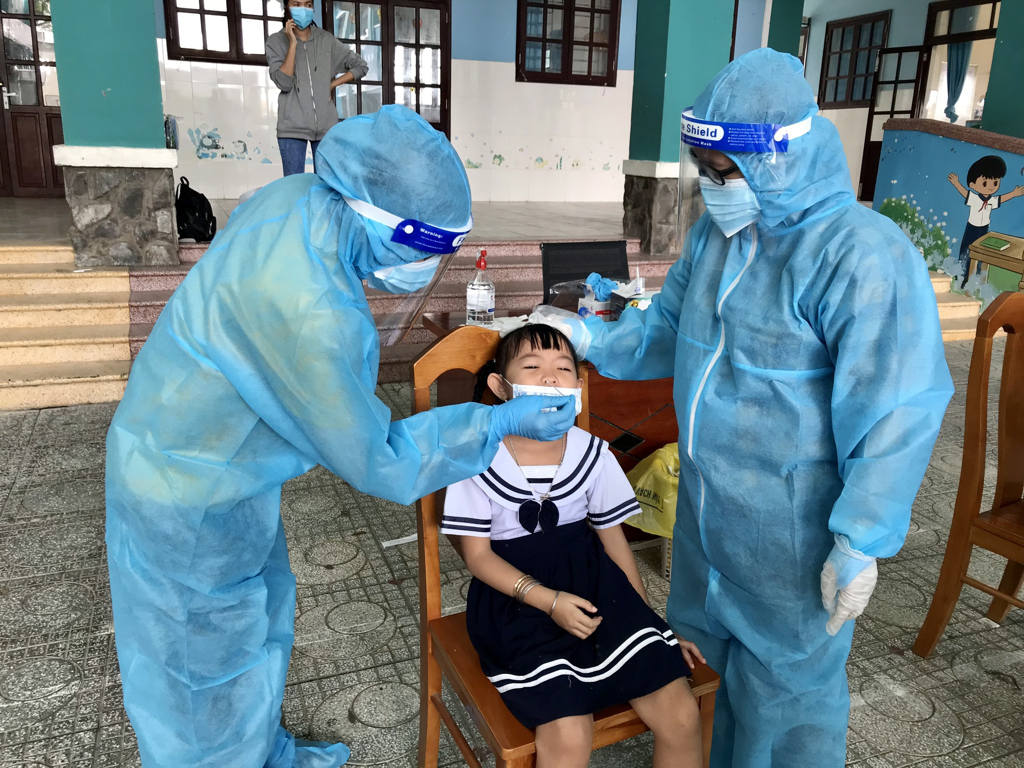 TP HCM: Ho&agrave;n thiện phương &aacute;n mở cửa trường mới cho học sinh đi học lại - Ảnh 1.