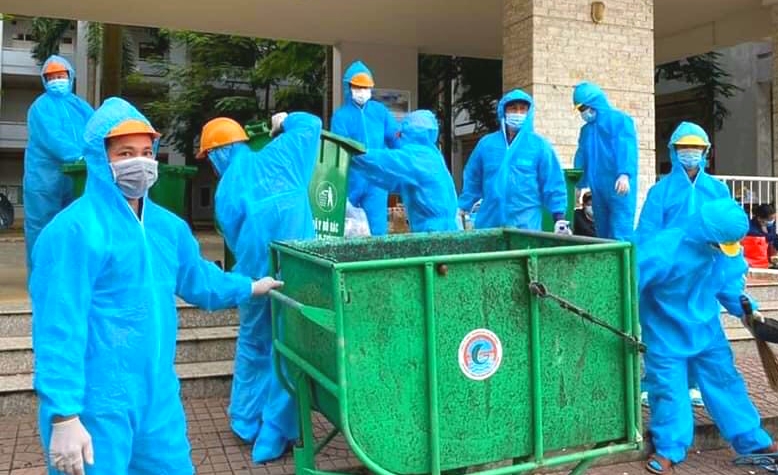 Thầm lặng thu gom rác thải từ người dân tự phát về quê