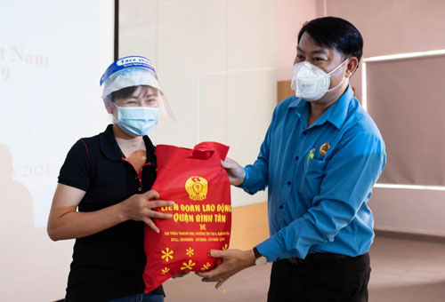 Hàng ngàn túi an sinh đến với người khó khăn