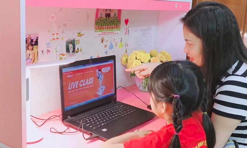 Tiến sĩ t&acirc;m l&yacute; gi&uacute;p phụ huynh thấu hiểu con trong giai đoạn "b&igrave;nh thường mới"