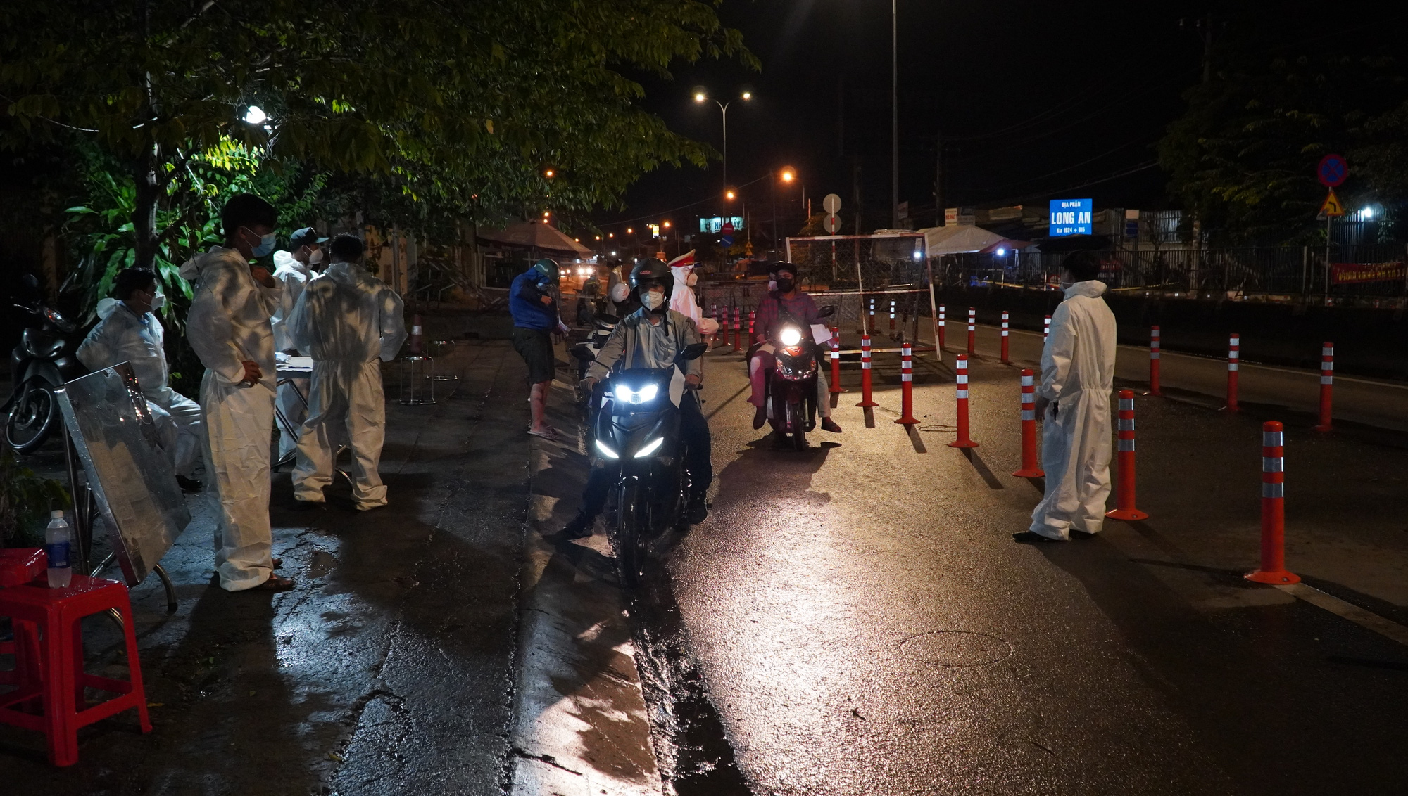 Người d&acirc;n miền T&acirc;y bắt đầu quay trở lại TP HCM l&agrave;m việc - Ảnh 1.