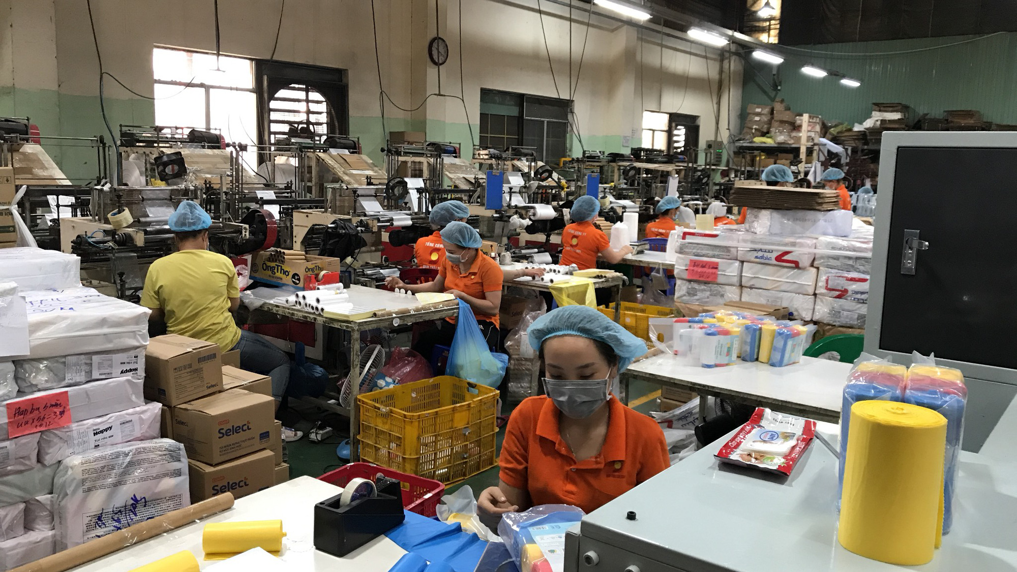 Đưa công nhân trở lại nhà máy