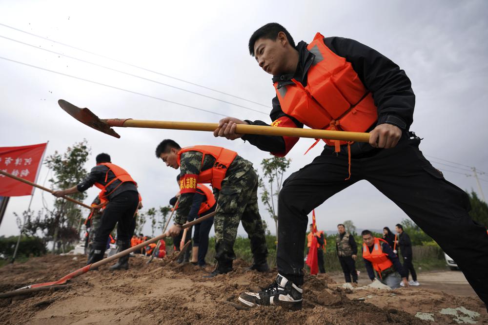 Trung Quốc: Đang chạy, xe bu&yacute;t bị lũ đẩy xuống s&ocirc;ng - Ảnh 5.