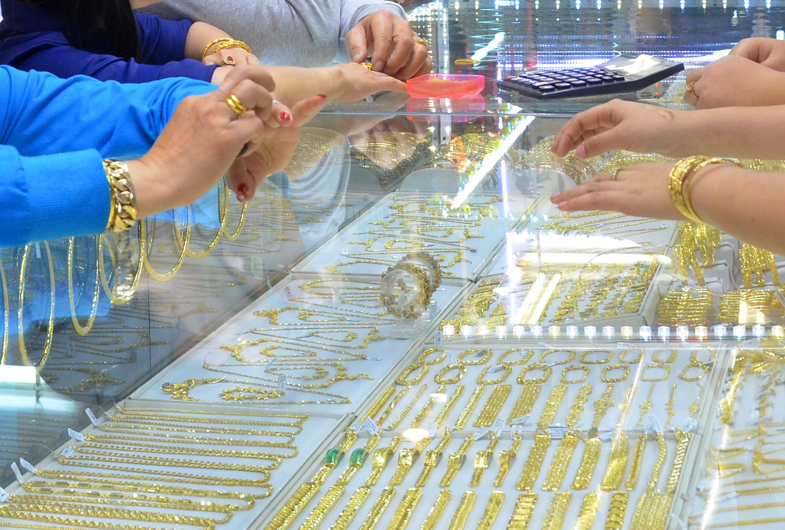 Giá vàng hôm nay 11-10: Vàng SJC, vàng trang sức đồng loạt tăng