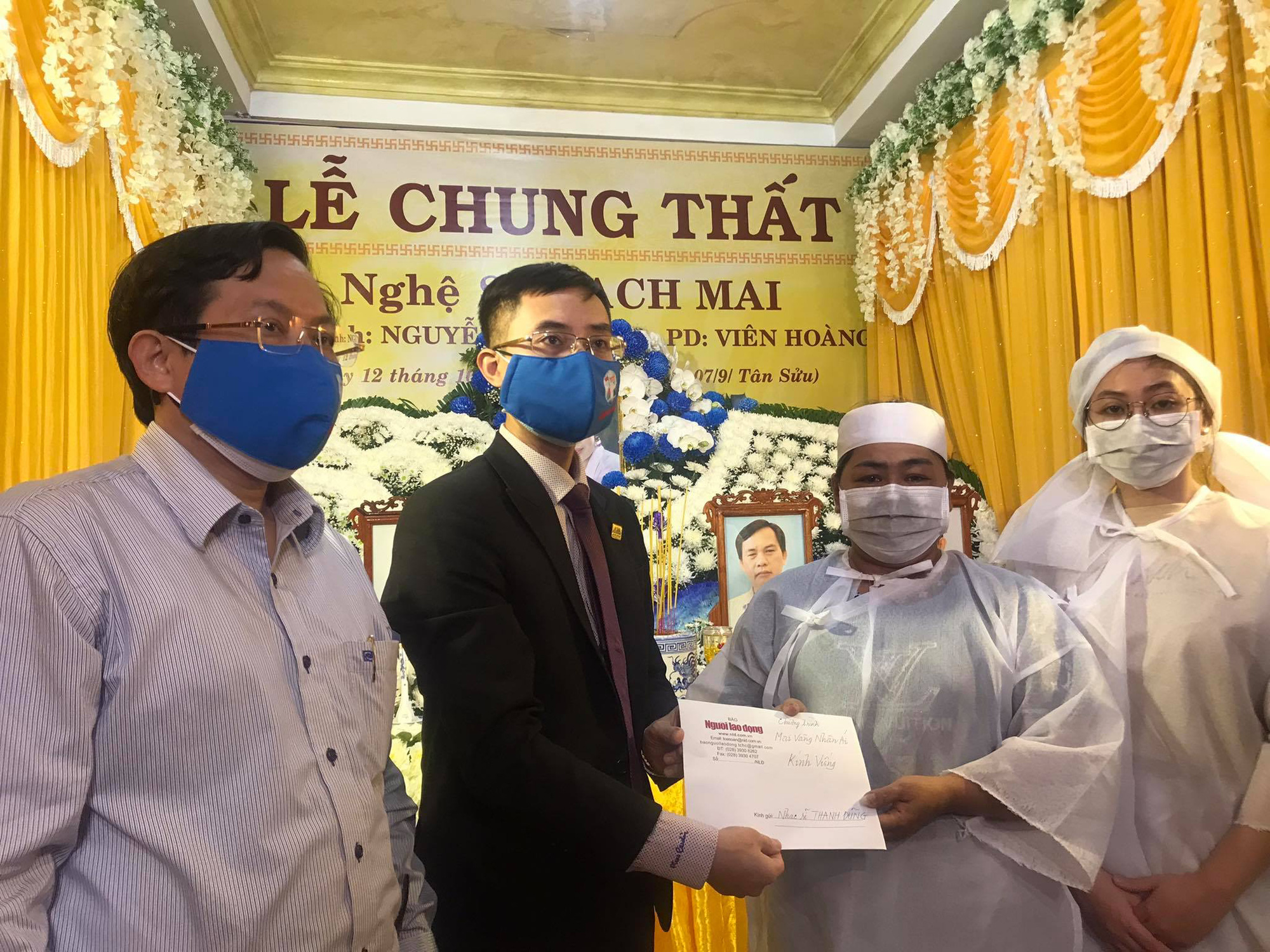 Mai V&agrave;ng nh&acirc;n &aacute;i thăm gia đ&igrave;nh 5 nghệ sĩ qua đời trong đợt dịch Covid-19 - Ảnh 2.