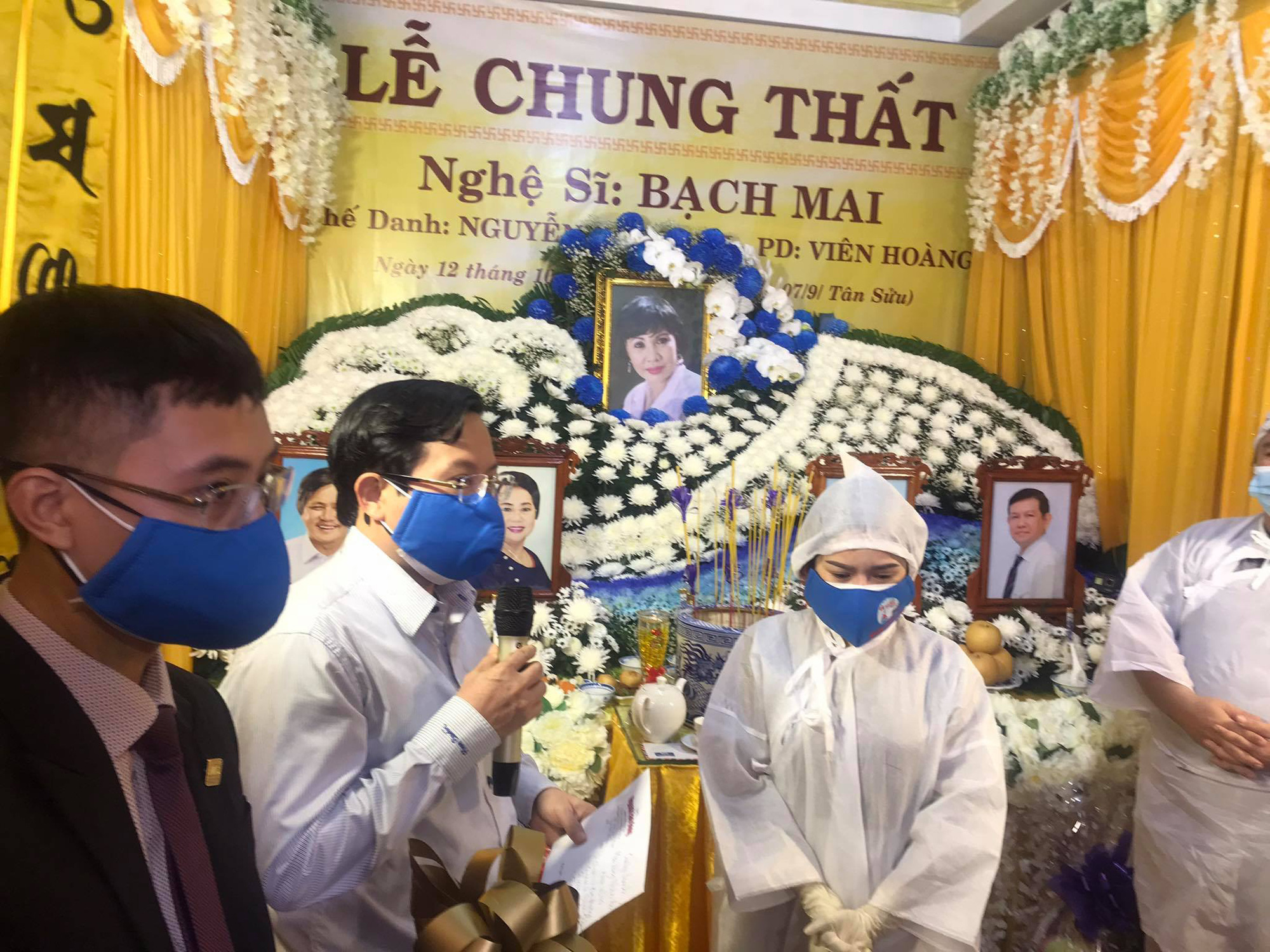 Mai V&agrave;ng nh&acirc;n &aacute;i thăm gia đ&igrave;nh 5 nghệ sĩ qua đời trong đợt dịch Covid-19 - Ảnh 4.