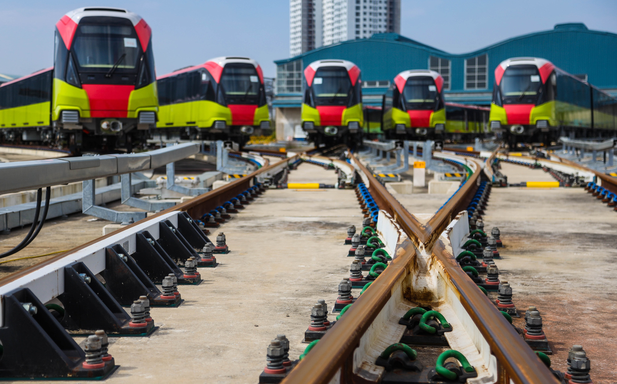 Cận cảnh 10 đo&agrave;n t&agrave;u tuyến Metro Nhổn - ga H&agrave; Nội sẵn s&agrave;ng chạy thử nghiệm - Ảnh 1.