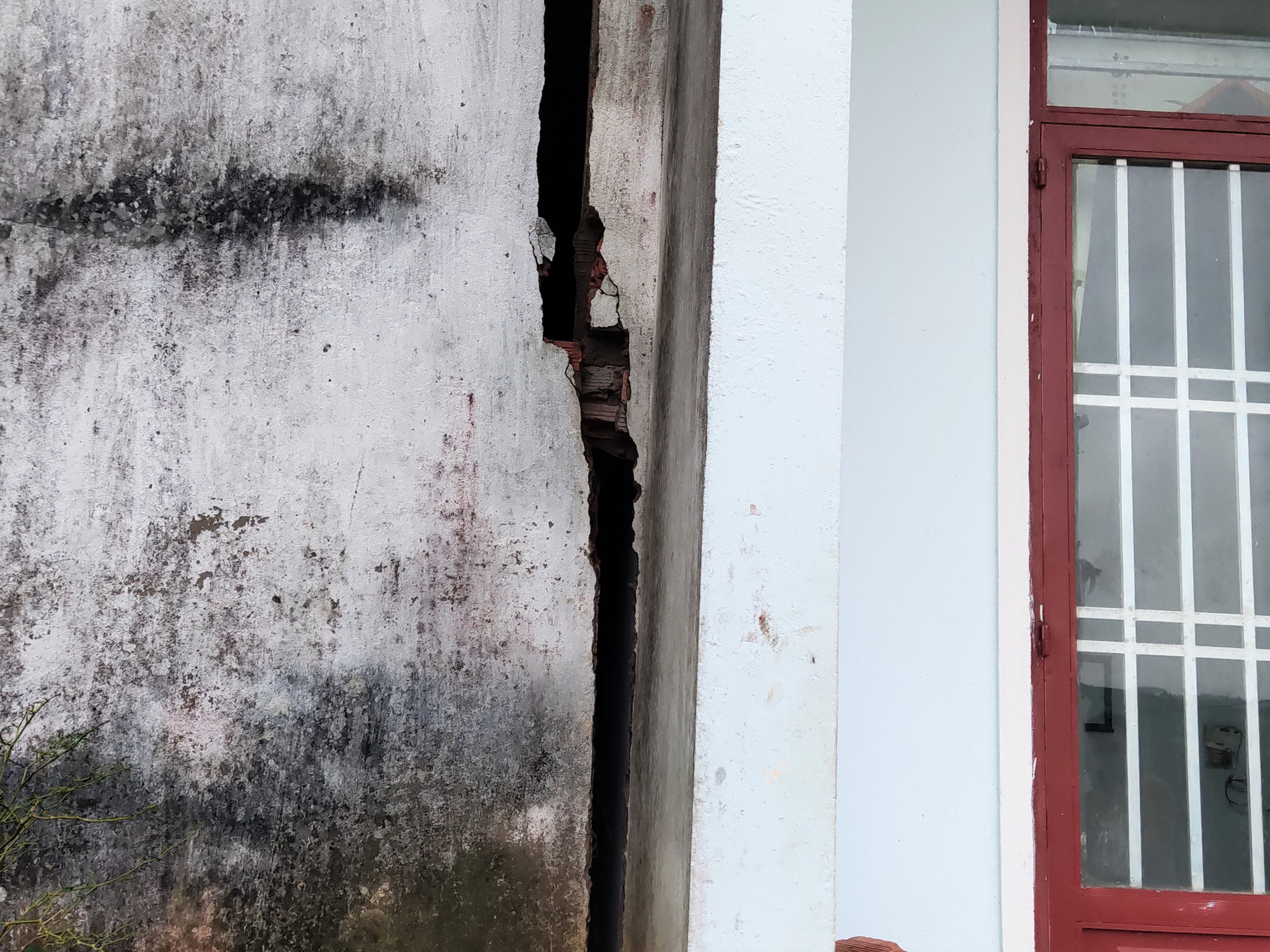 Sụt lún đất uy hiếp một số hộ dân tại TP Bảo Lộc - Ảnh 6.