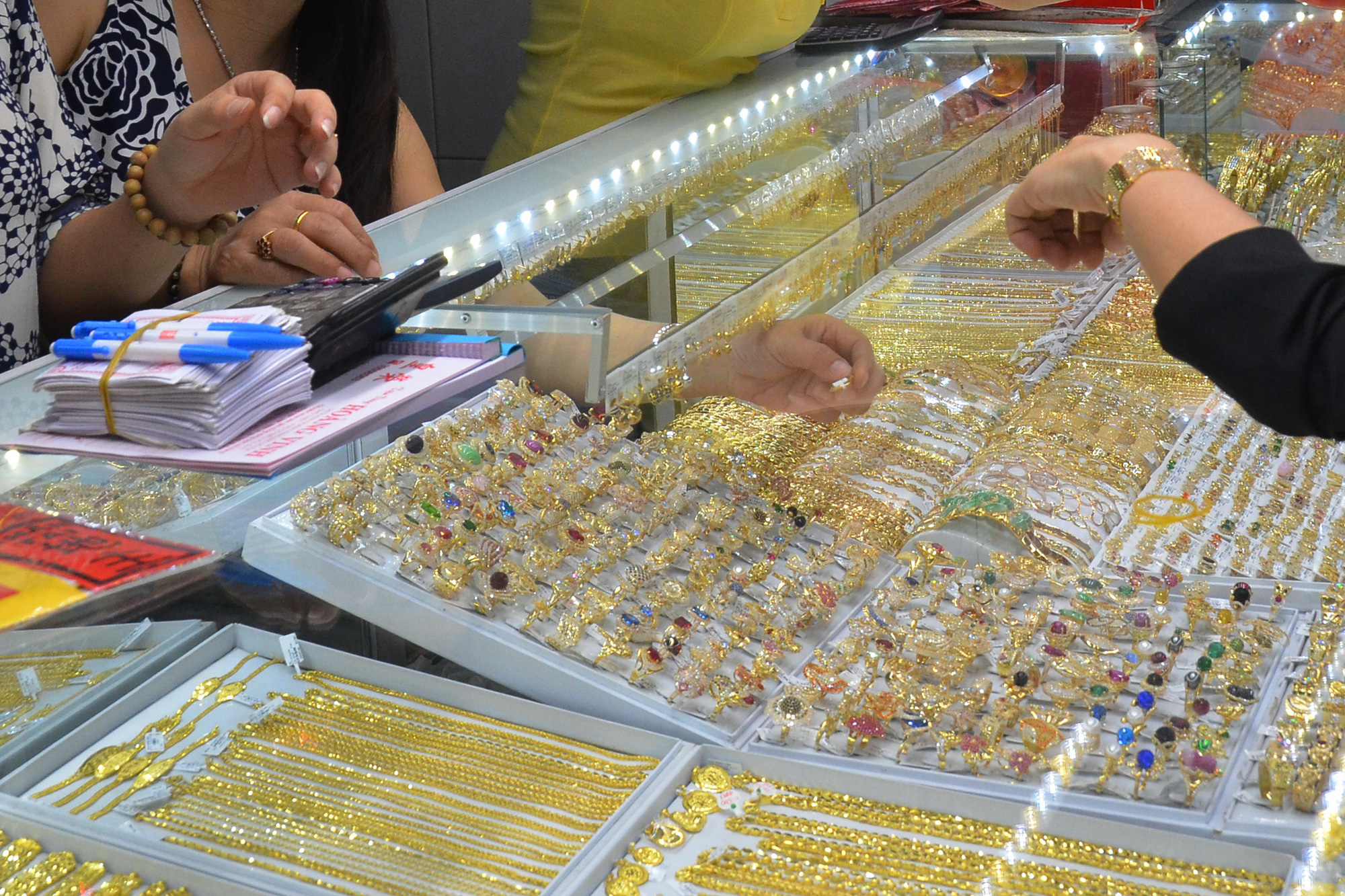 Gi&aacute; v&agrave;ng h&ocirc;m nay 12-10: Giảm trước sức &eacute;p của USD - Ảnh 1.