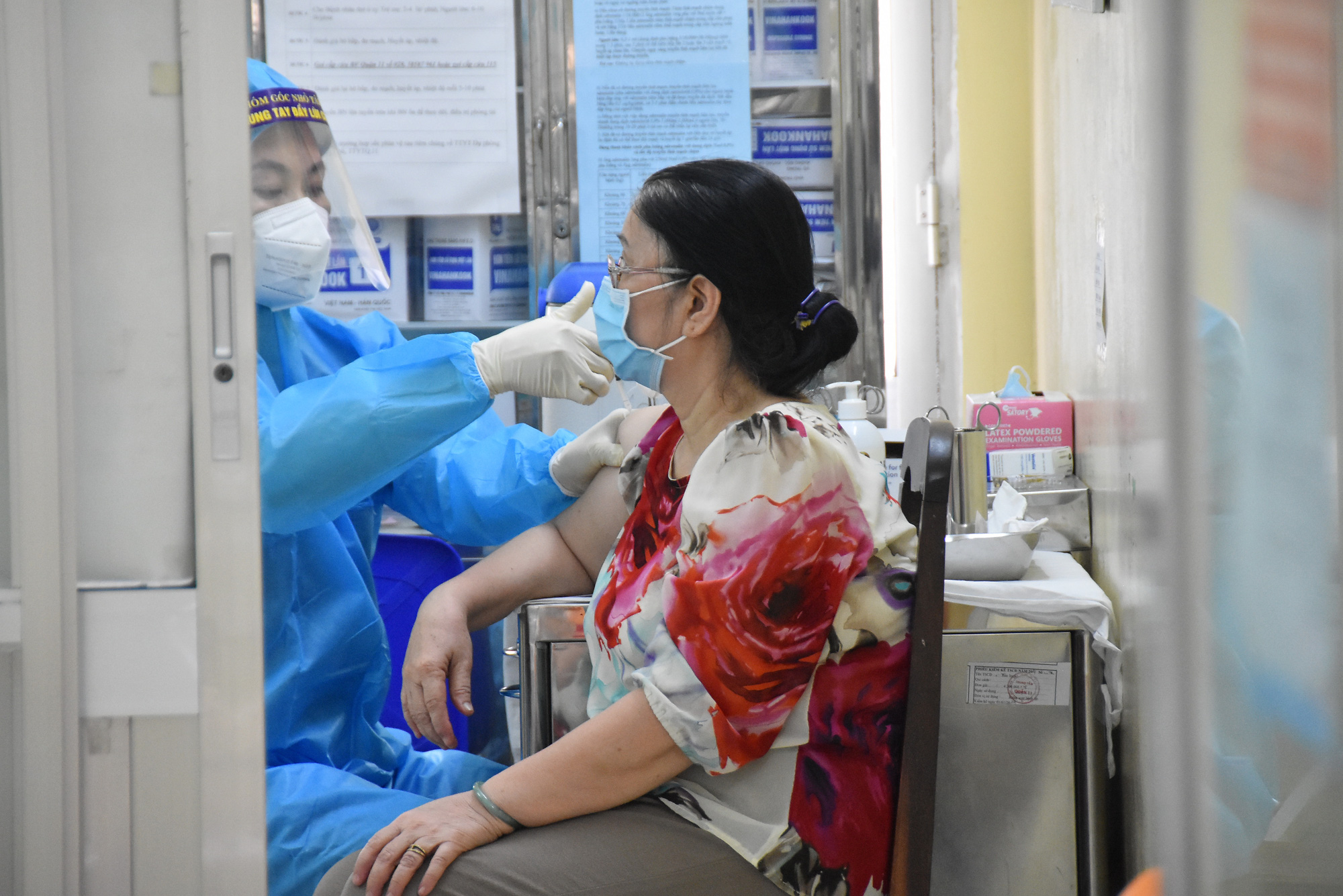 Tiêm vắc-xin mũi 2 bị dị ứng và tiêu chảy? - Ảnh 1.