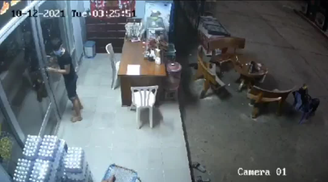 Nhân viên cây xăng ngủ gục, trộm lẻn vào cạy tủ bị camera ghi lại
