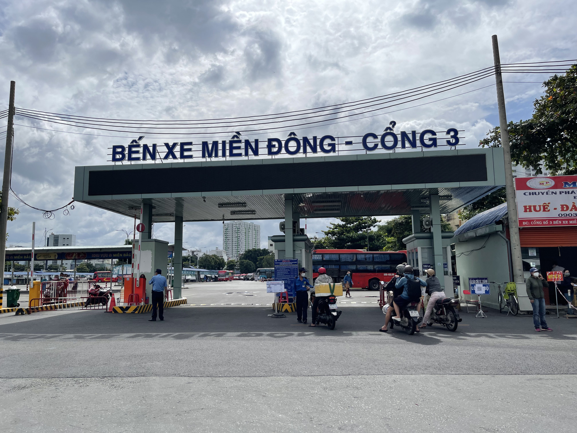 TP HCM: H&atilde;ng xe phải b&aacute;o hủy v&eacute;, h&agrave;nh kh&aacute;ch tay x&aacute;ch, n&aacute;ch mang buồn b&atilde; ra về - Ảnh 1.