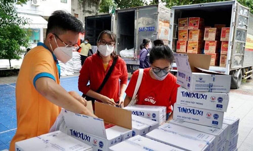 Tặng 7.800 túi an sinh cho người lao động khó khăn - Ảnh 1.