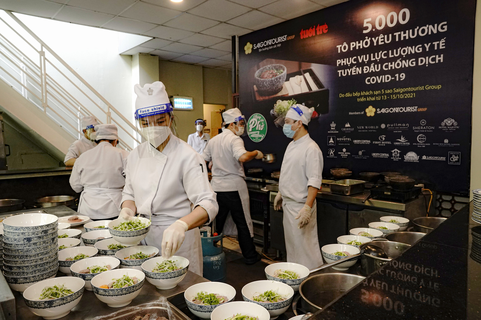 5.000 t&ocirc; phở y&ecirc;u thương phục vụ lực lượng y tế tuyến đầu chống dịch - Ảnh 6.