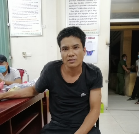 Người đàn ông mặc váy, đột nhập nhà vệ sinh cướp vàng của nữ giáo viên