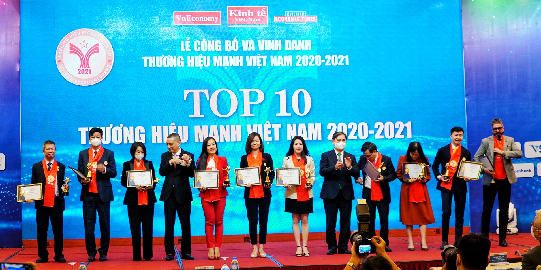 Techcombank được vinh danh Top 10 thương hiệu mạnh Việt Nam 2021 - Ảnh 1.