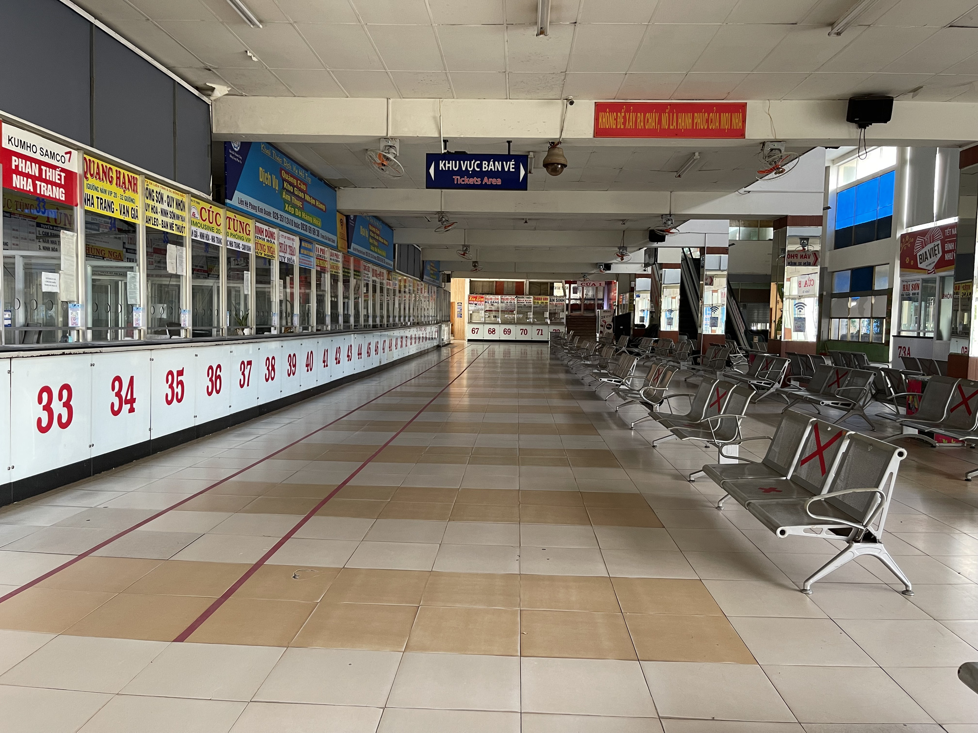 TP HCM: H&atilde;ng xe phải b&aacute;o hủy v&eacute;, h&agrave;nh kh&aacute;ch tay x&aacute;ch, n&aacute;ch mang buồn b&atilde; ra về - Ảnh 6.