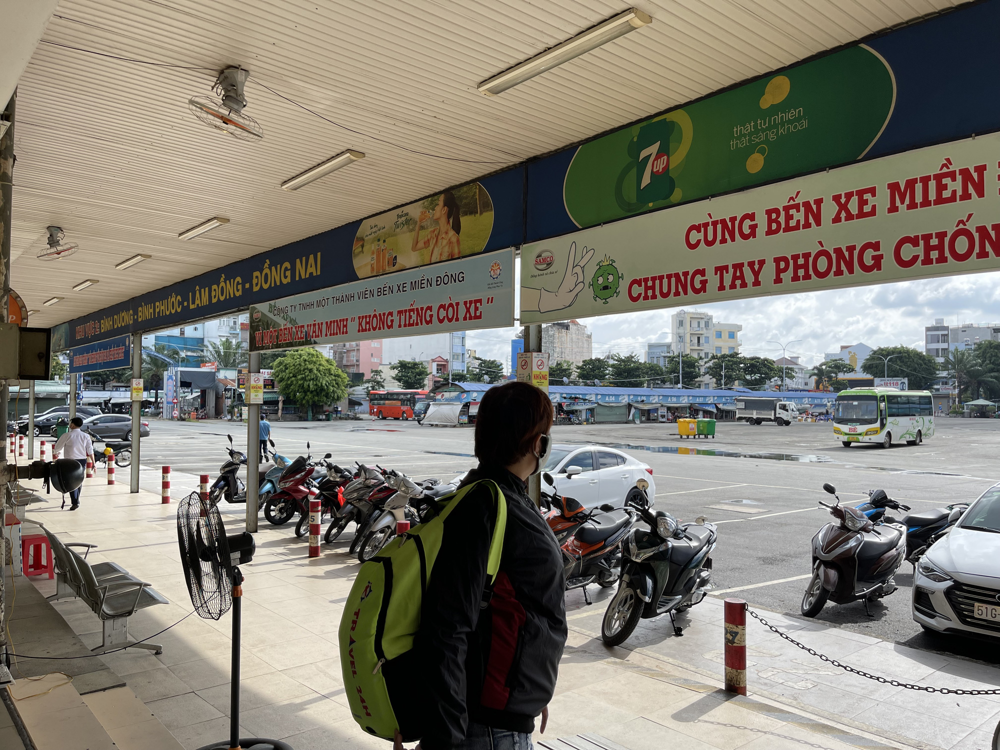 TP HCM: H&atilde;ng xe phải b&aacute;o hủy v&eacute;, h&agrave;nh kh&aacute;ch tay x&aacute;ch, n&aacute;ch mang buồn b&atilde; ra về - Ảnh 12.