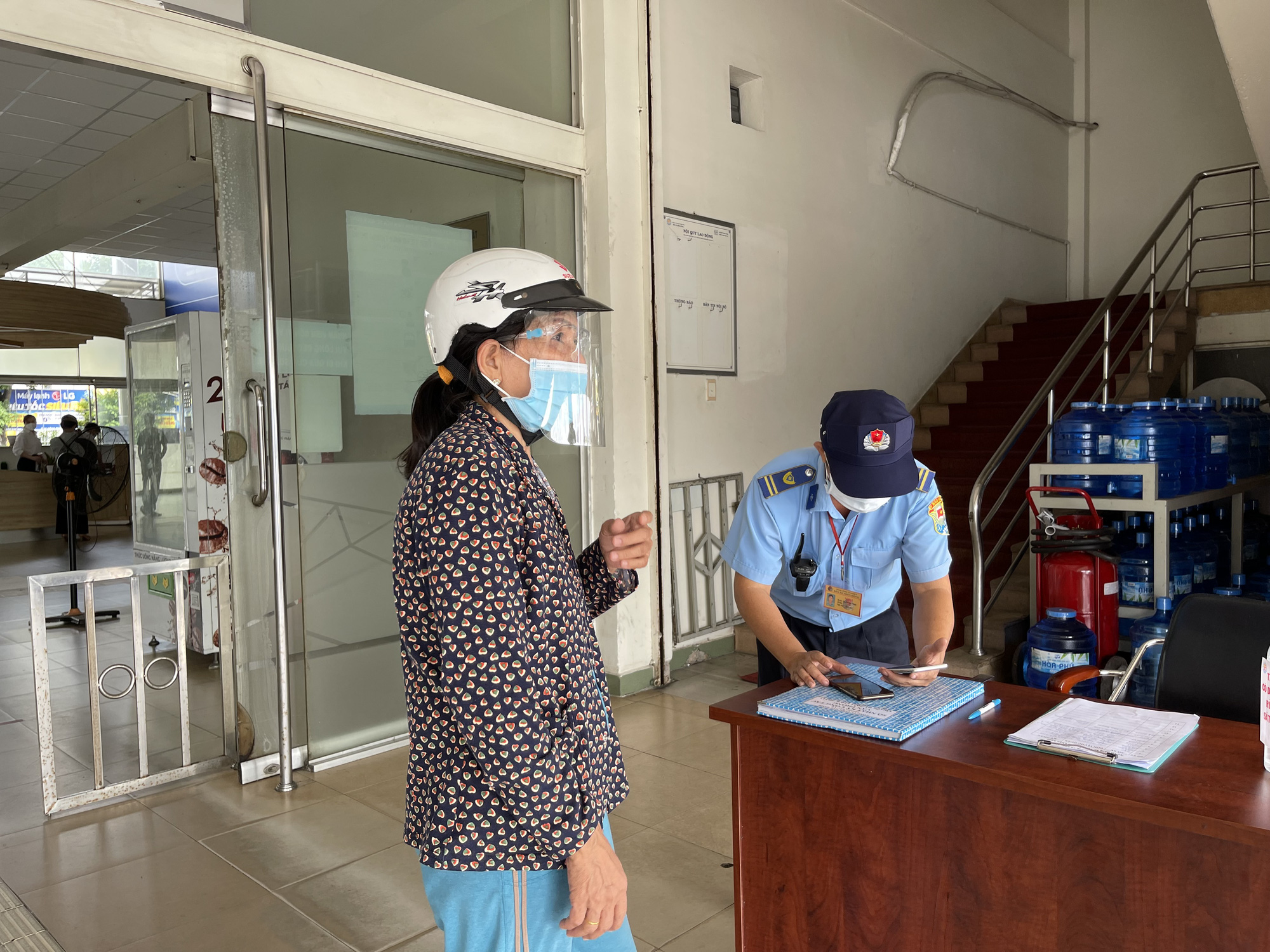TP HCM: H&atilde;ng xe phải b&aacute;o hủy v&eacute;, h&agrave;nh kh&aacute;ch tay x&aacute;ch, n&aacute;ch mang buồn b&atilde; ra về - Ảnh 10.