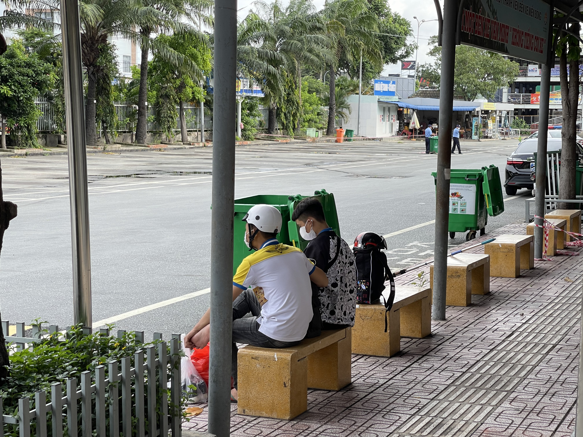 TP HCM: H&atilde;ng xe phải b&aacute;o hủy v&eacute;, h&agrave;nh kh&aacute;ch tay x&aacute;ch, n&aacute;ch mang buồn b&atilde; ra về - Ảnh 11.