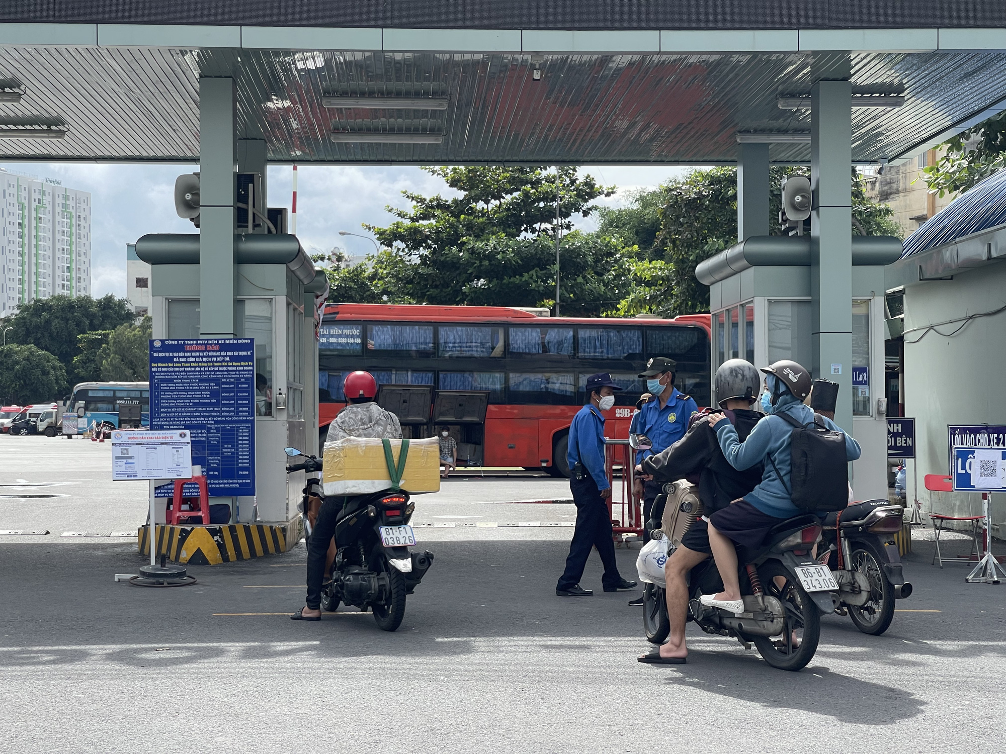 TP HCM: H&atilde;ng xe phải b&aacute;o hủy v&eacute;, h&agrave;nh kh&aacute;ch tay x&aacute;ch, n&aacute;ch mang buồn b&atilde; ra về - Ảnh 4.