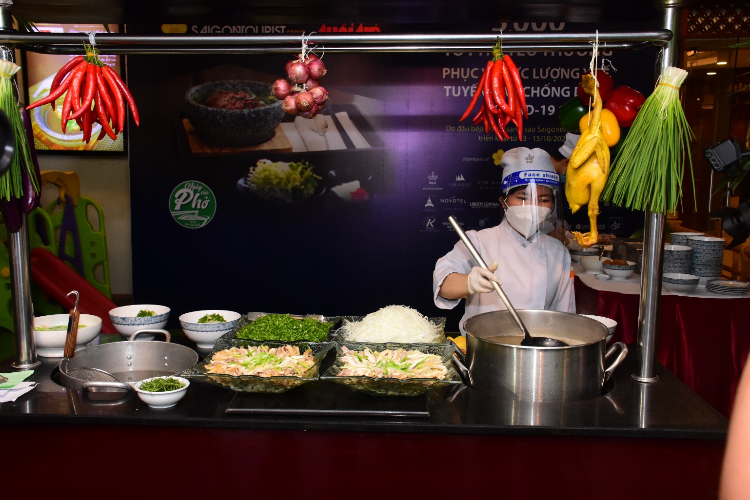 5000 t&ocirc; phở phục vụ lực lượng y tế tuyến đầu chống dịch - Ảnh 2.