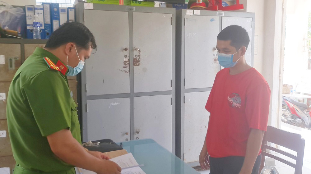 Bắt tạm giam thương lái lây Covid-19 cho 8 người thân
