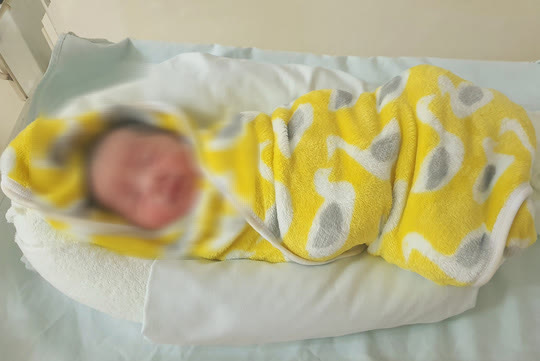 Người phụ nữ bịt mặt bỏ lại bé sơ sinh ở tổ trực Covid-19 của bệnh viện