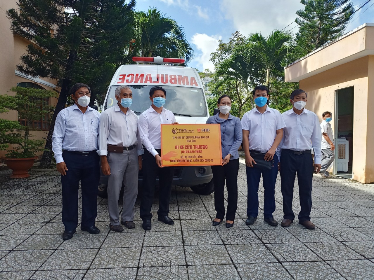 8 tỉnh, thành miền Tây được tặng xe cứu thương chuyển bệnh nhân Covid-19
