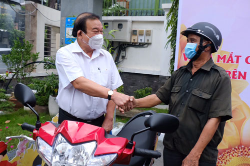 Trao sinh kế, giúp thoát nghèo