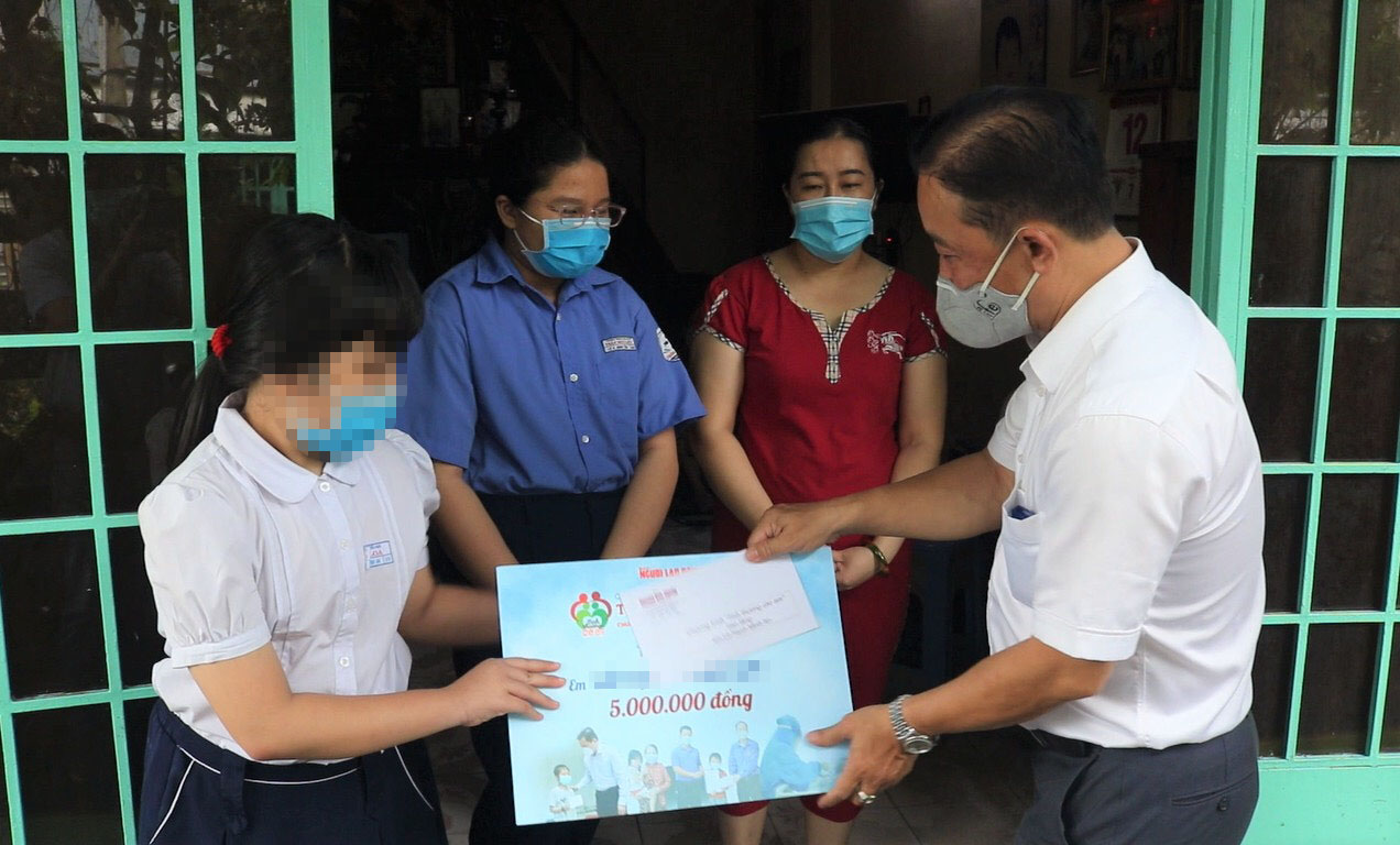 Lau khô nước mắt, mạnh mẽ đứng lên
