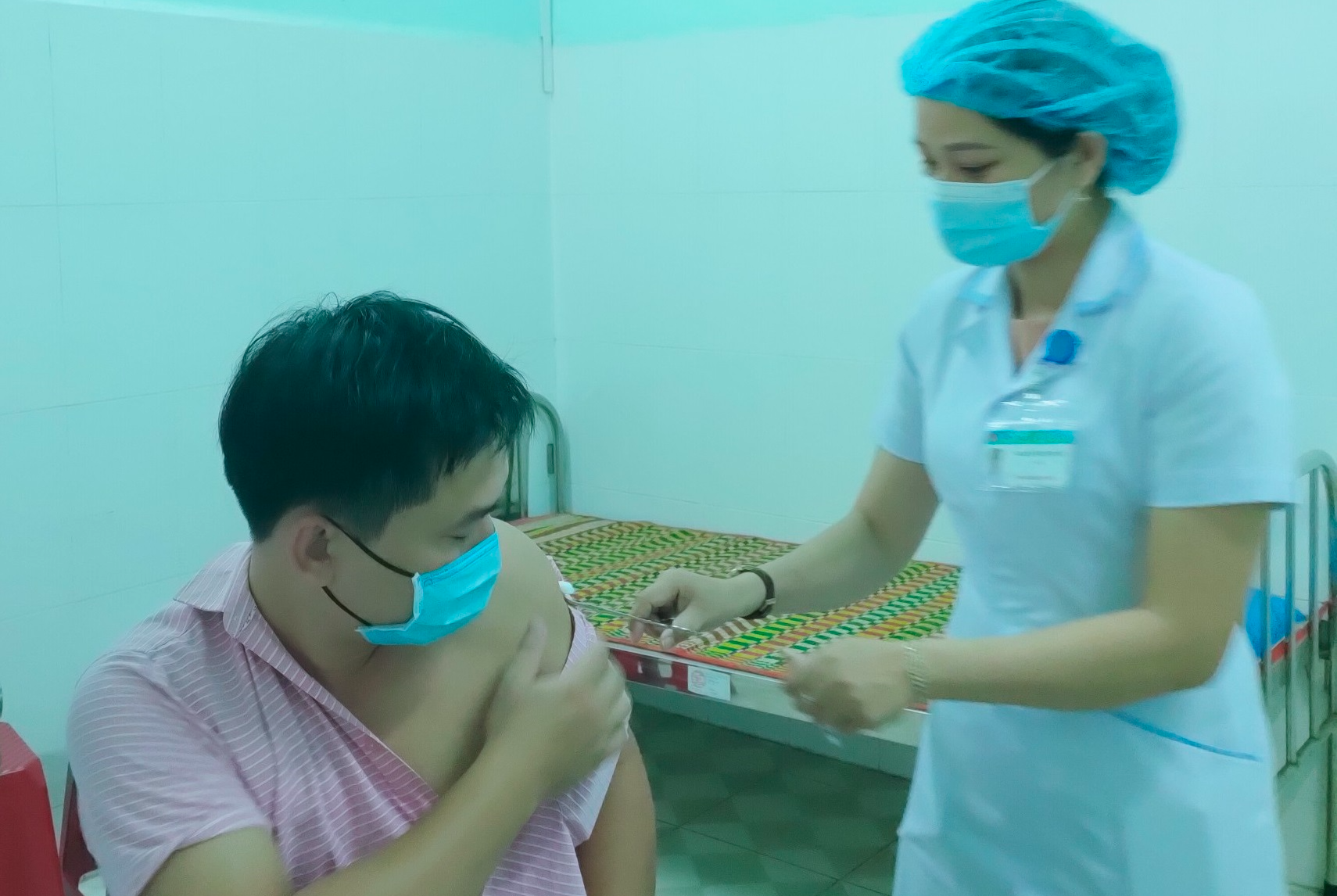 Quảng Nam yêu cầu tiêm vắc-xin cả ngày lẫn đêm, huyện nào chậm sẽ bị xử lý