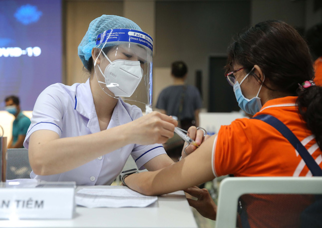 NÓNG: Bắt đầu tiêm vắc-xin Covid-19 cho trẻ 12-17 tuổi