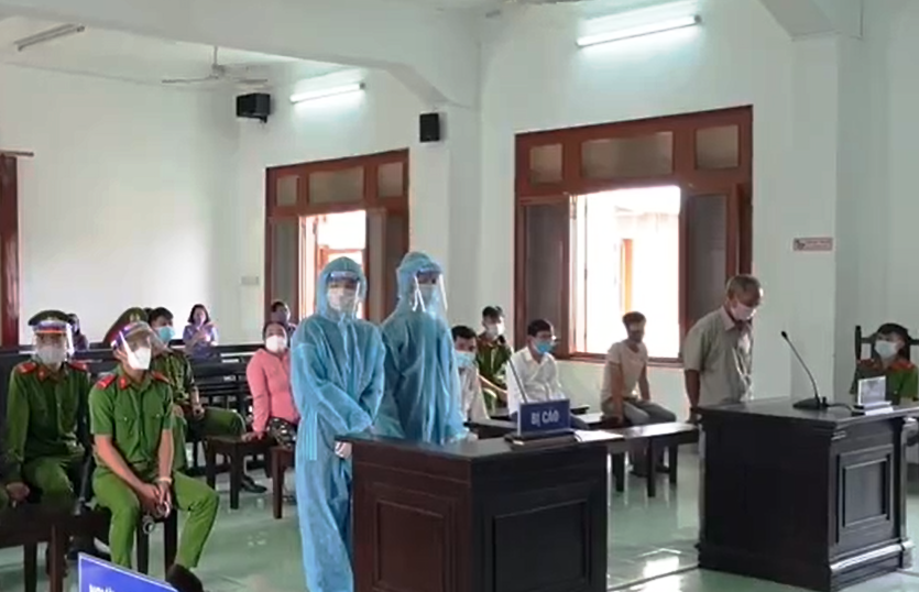 Rủ bạn về nhà giết mẹ, cướp tài sản