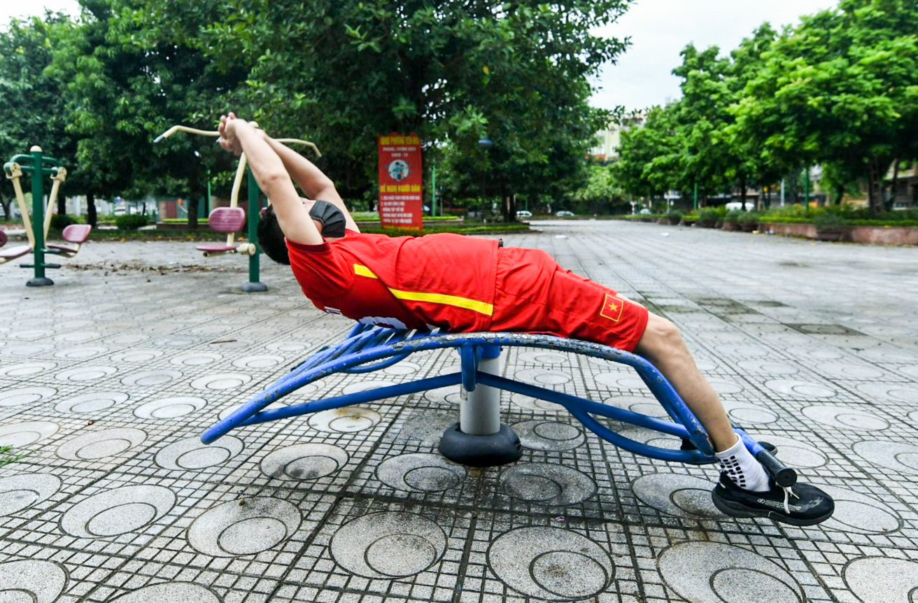 CLIP: Mặc &aacute;o mưa tập thể dục trong ng&agrave;y c&ocirc;ng vi&ecirc;n mở cửa trở lại - Ảnh 14.