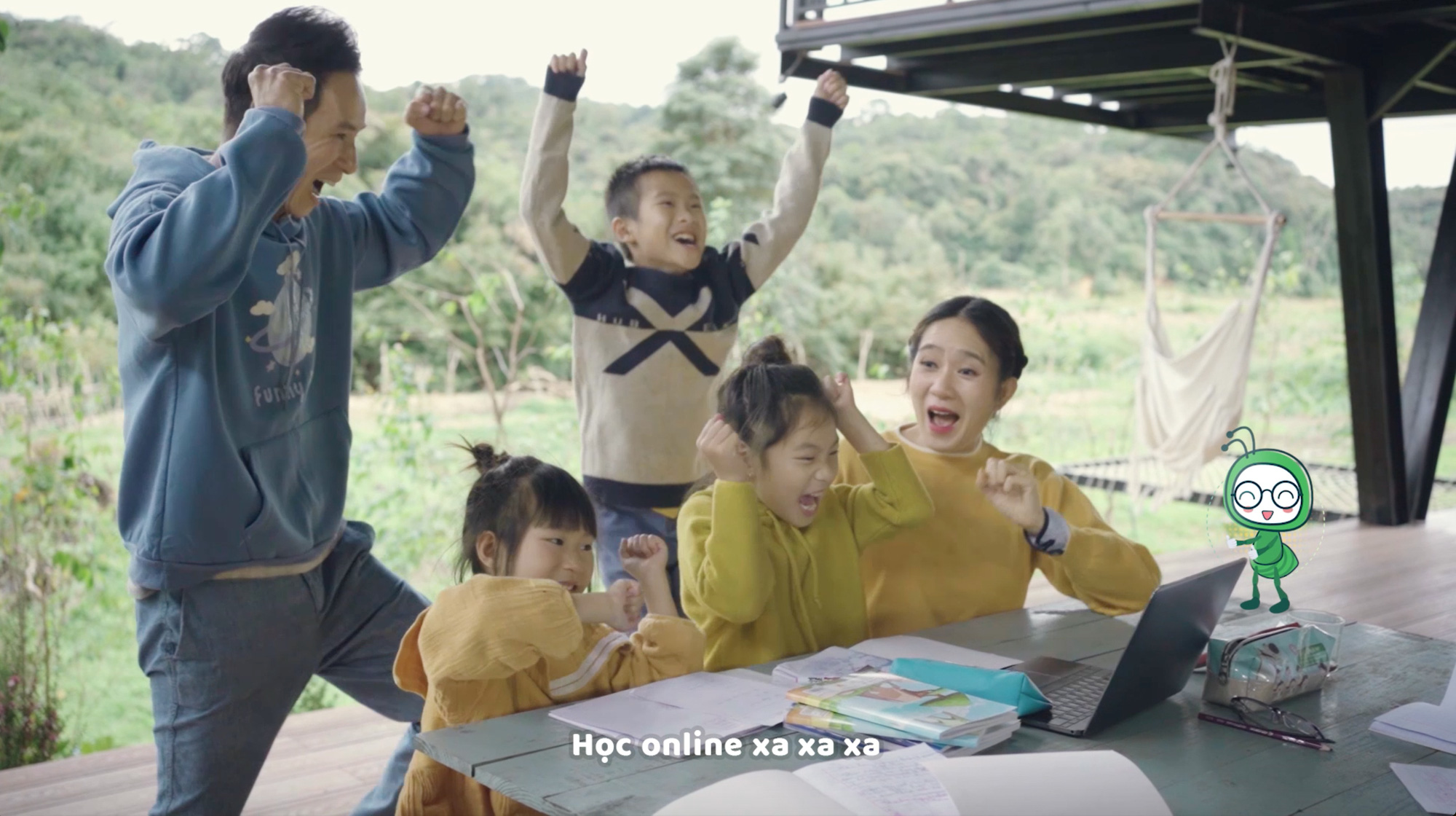 Lý Hải lấy chuyện học online của các con làm MV - Ảnh 1.