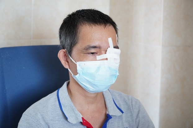 Người đ&agrave;n &ocirc;ng su&yacute;t m&ugrave; mắt v&igrave; v&ograve;i xịt nước cao &aacute;p - Ảnh 2.
