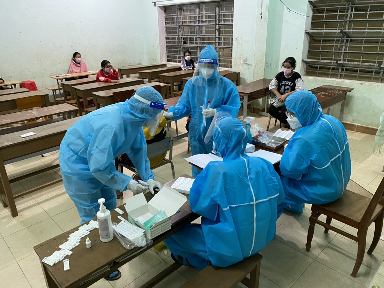 Quảng Nam: Ổ dịch ở Phước Sơn đã có 43 ca Covid-19, riêng 1 trường học 36 ca - Ảnh 1.