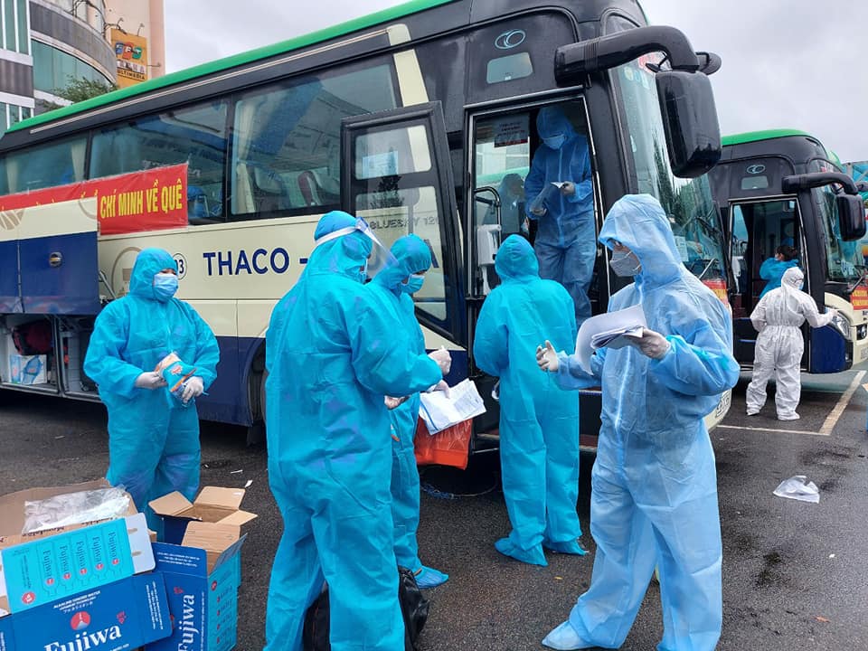 Quảng Nam tiếp tục đ&oacute;n người kh&oacute; khăn về qu&ecirc; miễn ph&iacute; bằng &ocirc; t&ocirc; - Ảnh 1.