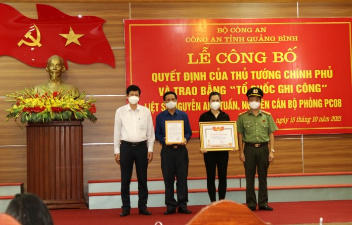 Trao bằng Tổ quốc ghi c&ocirc;ng cho đại &uacute;y CSGT Quảng B&igrave;nh hy sinh khi l&agrave;m nhiệm vụ - Ảnh 1.