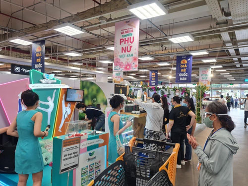 Thời trang, mỹ phẩm giảm giá khủng dịp 20-10 - Ảnh 1.
