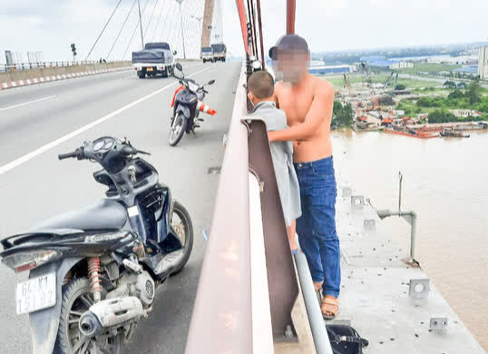 Vừa ly hôn, người đàn ông ôm con định nhảy cầu Cần Thơ tự tử