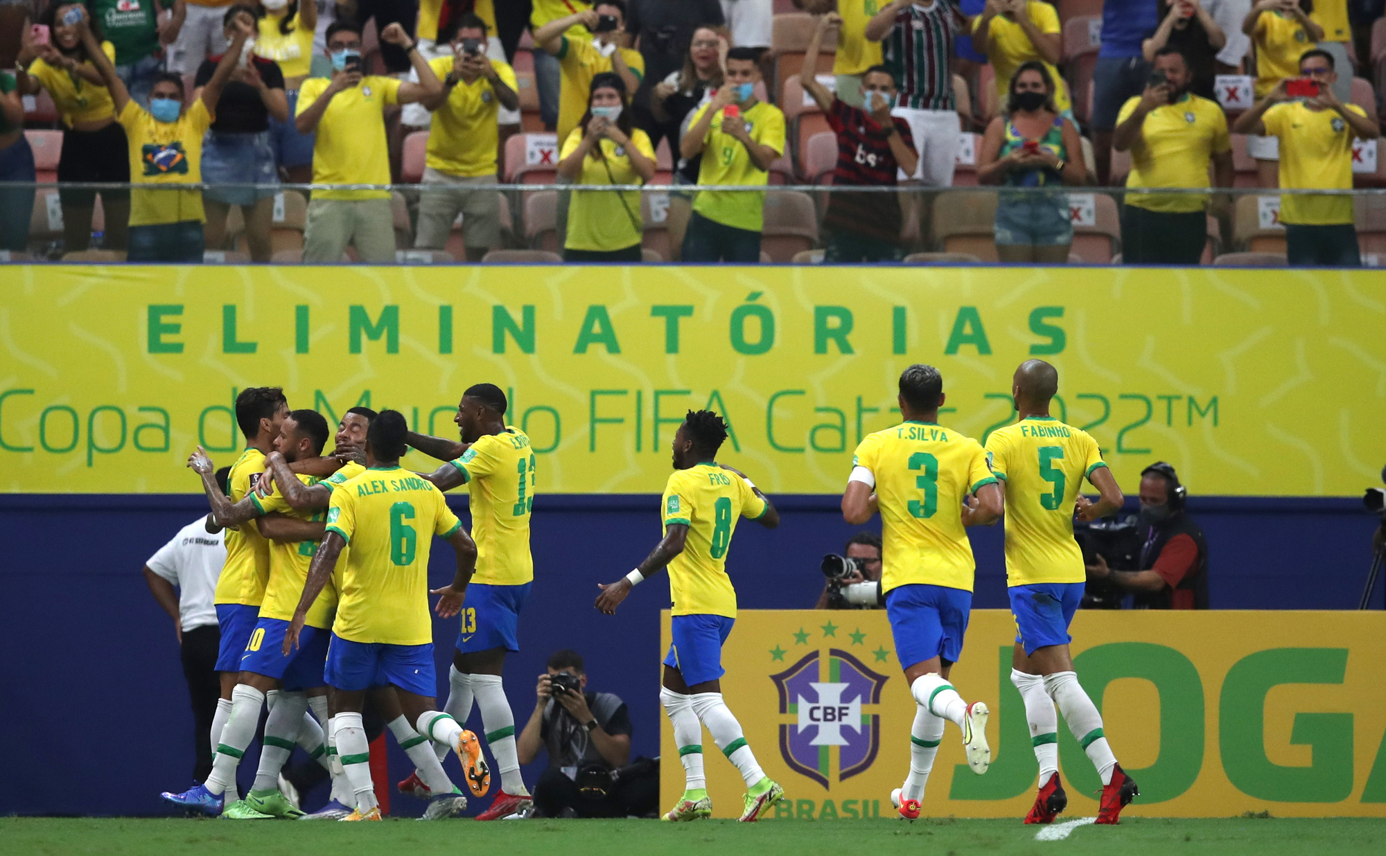 Suarez so t&agrave;i ghi b&agrave;n với Neymar, Uruguay thảm bại trước Brazil - Ảnh 8.