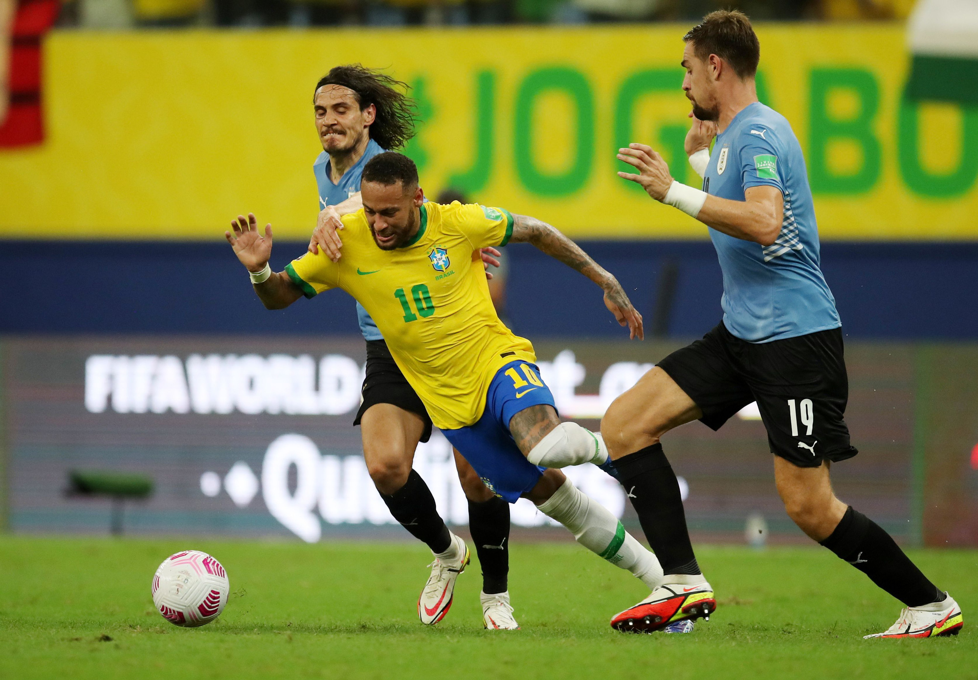 Suarez so t&agrave;i ghi b&agrave;n với Neymar, Uruguay thảm bại trước Brazil - Ảnh 1.