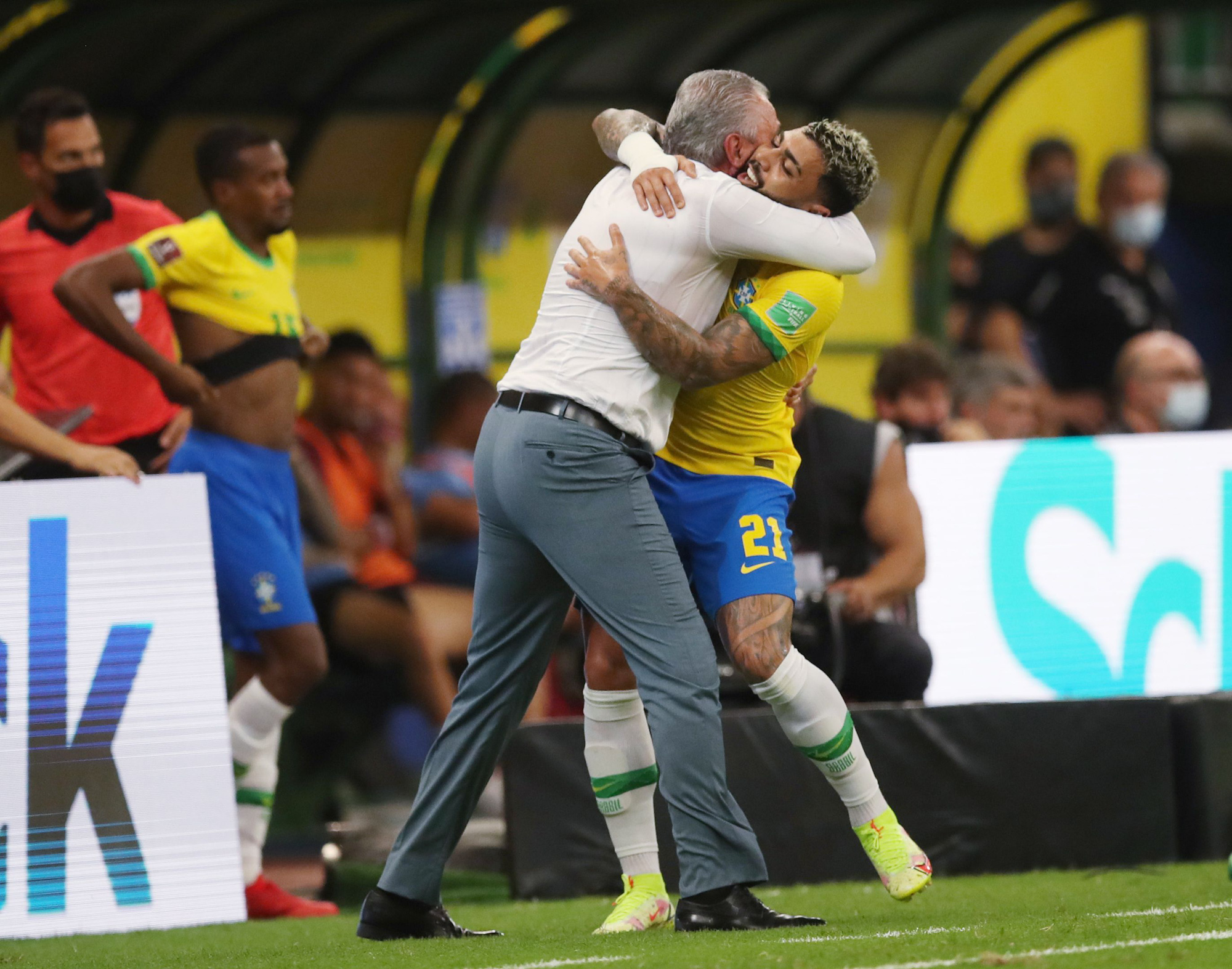 Suarez so t&agrave;i ghi b&agrave;n với Neymar, Uruguay thảm bại trước Brazil - Ảnh 7.