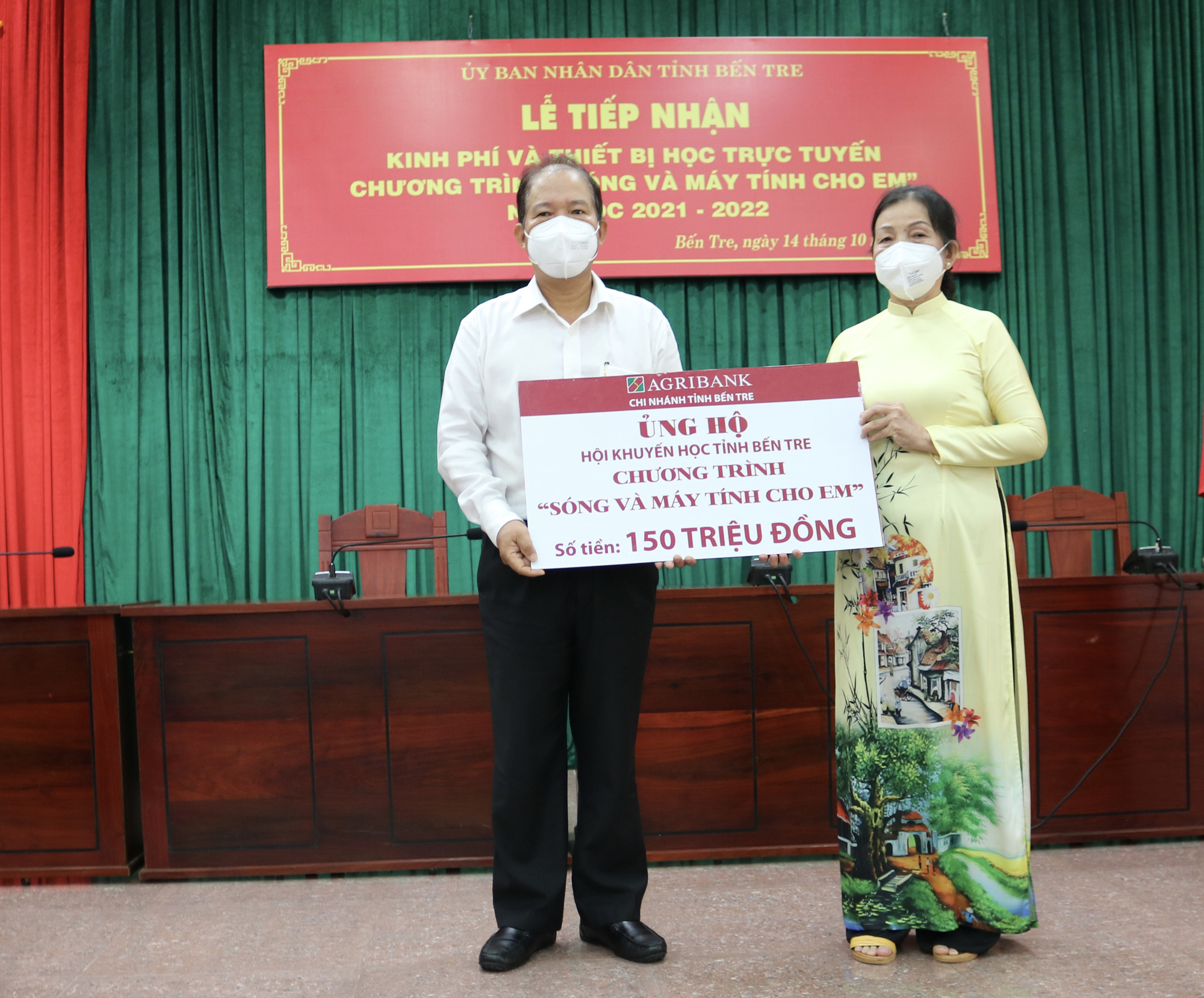 Agribank Chi nhánh Bến Tre ủng hộ 150 triệu đồng Chương trình “Sóng và máy tính cho em” - Ảnh 1.