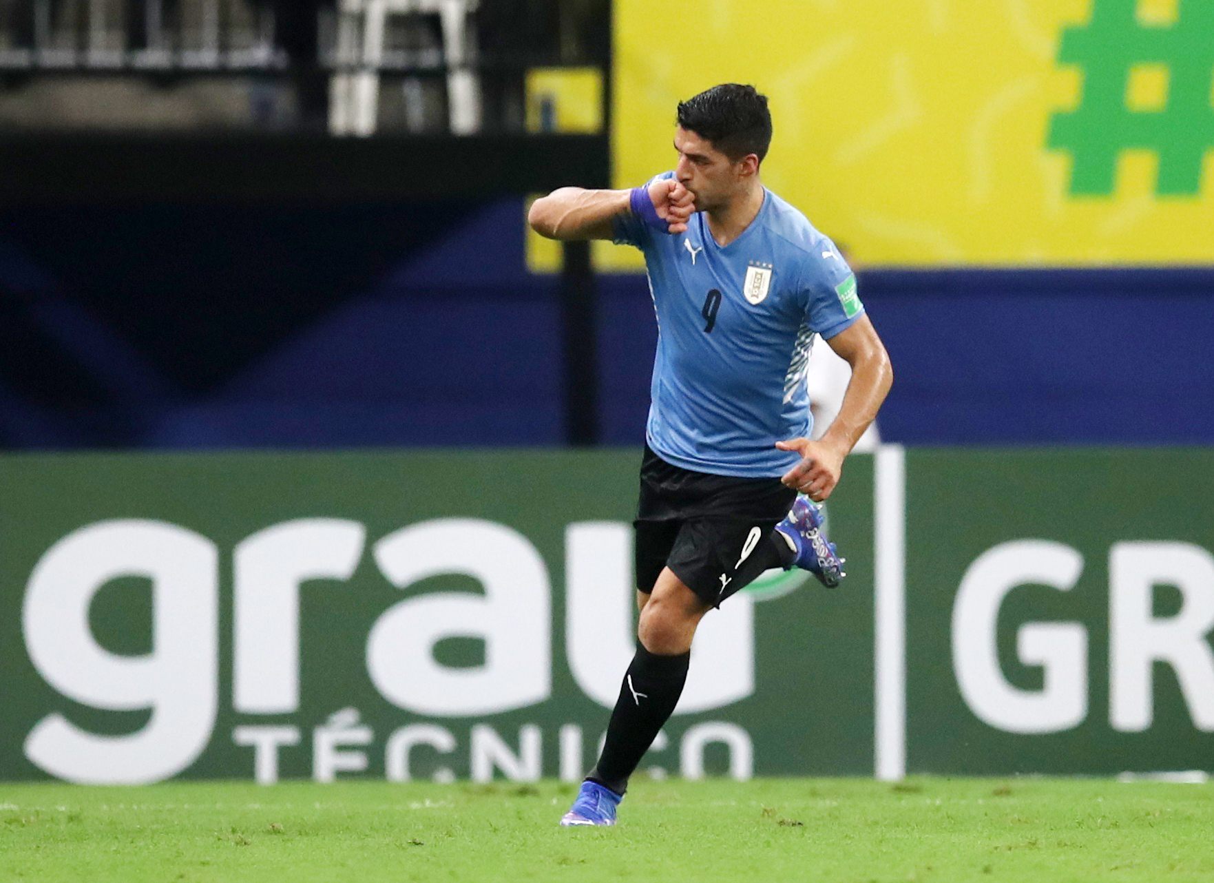 Suarez so t&agrave;i ghi b&agrave;n với Neymar, Uruguay thảm bại trước Brazil - Ảnh 5.