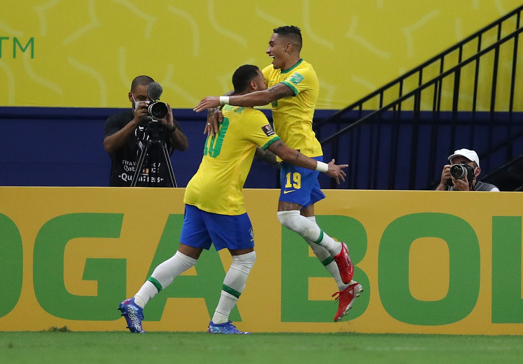 Suarez so t&agrave;i ghi b&agrave;n với Neymar, Uruguay thảm bại trước Brazil - Ảnh 3.